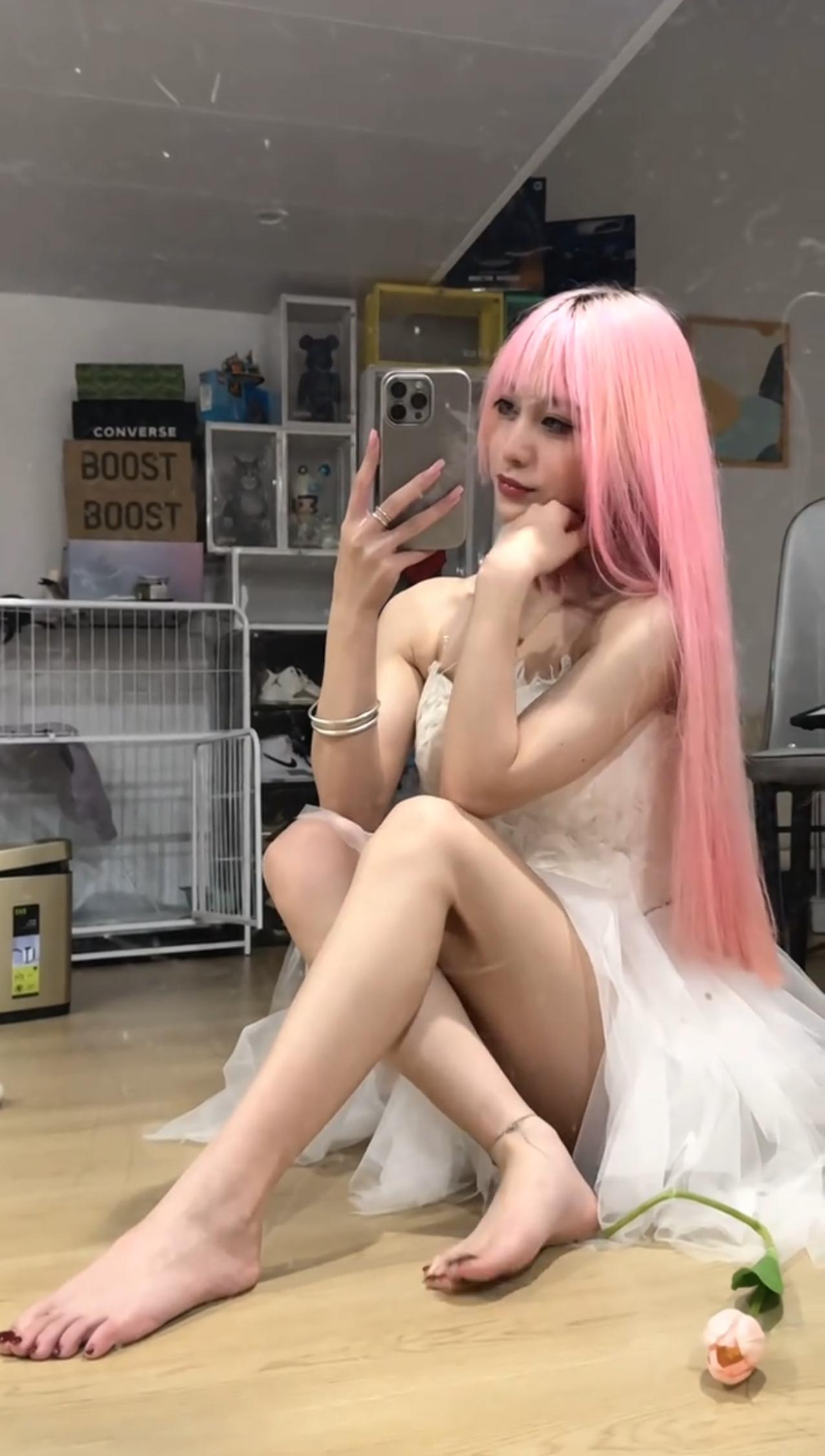 看不出来啊，萌妹还是个腹肌战士 反差萌