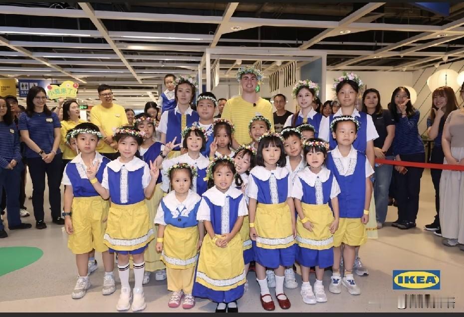 小莫在上海参加完活动，就要回去了。
小莫在美国打完比赛就赶往上海参加宜家的活动，