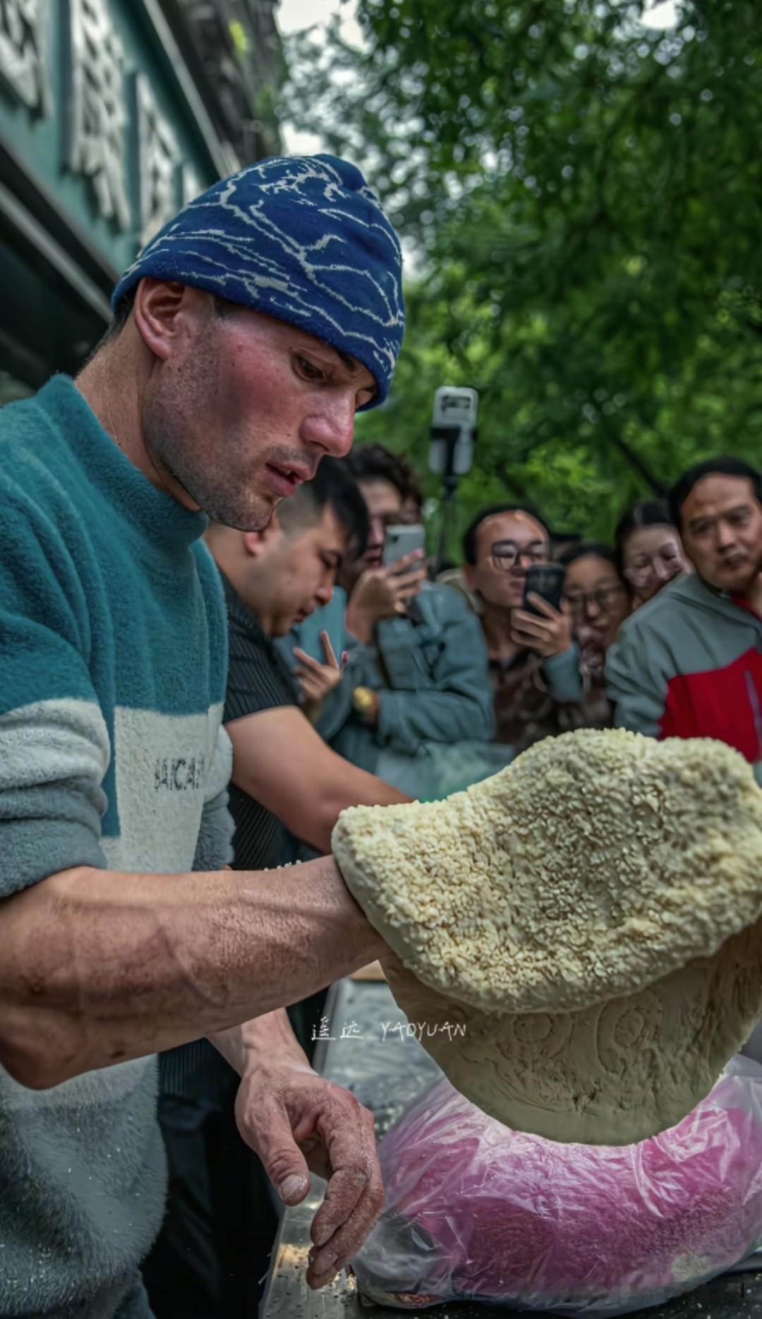 阿达西西安爆火的底层逻辑：
最质朴的真心，最动人的市井烟火
 
当下的网红赛道，