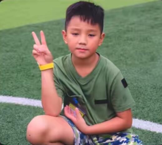 王橹杰开裆裤时期王橹杰幼崽时期 小杰真的萌成啥样了王橹杰