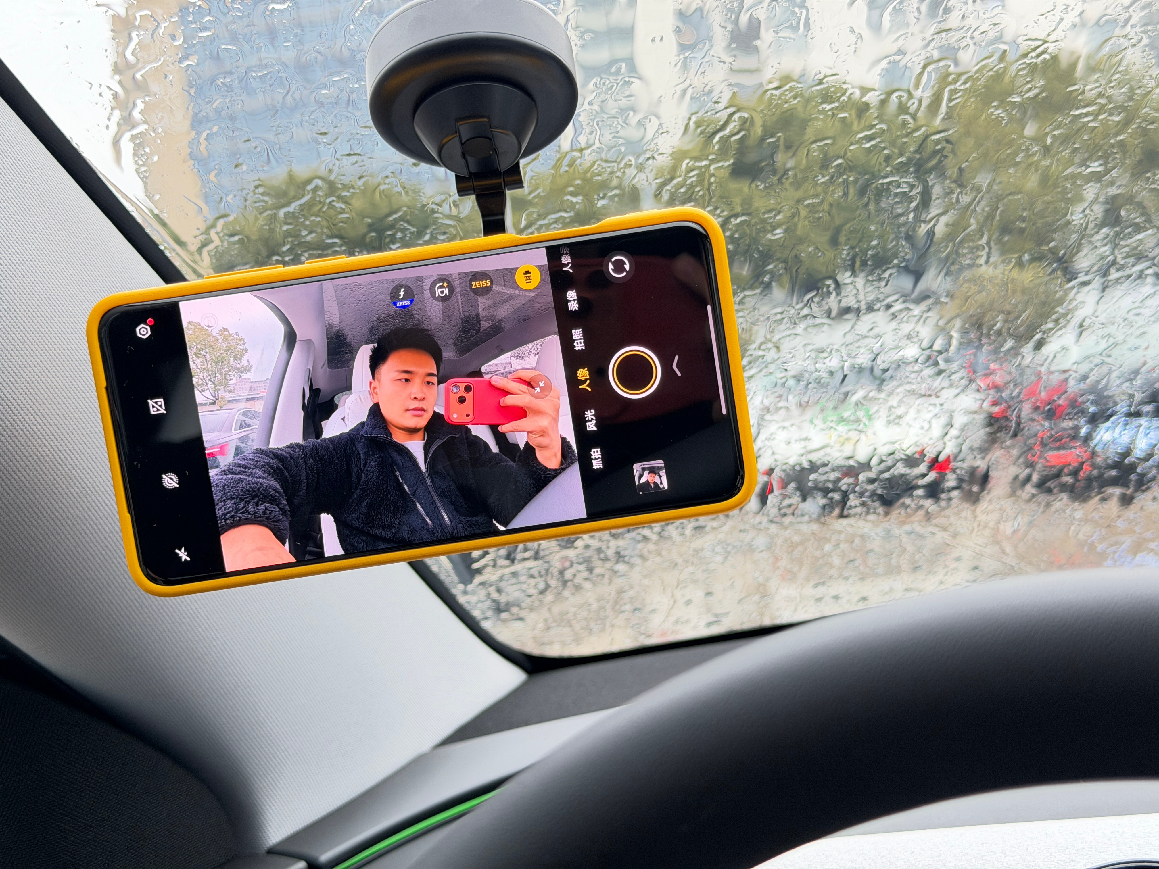这手机支架非常适合自媒体工作者，轻松吸在玻璃上了就能开拍～清仓69元，链接评论区