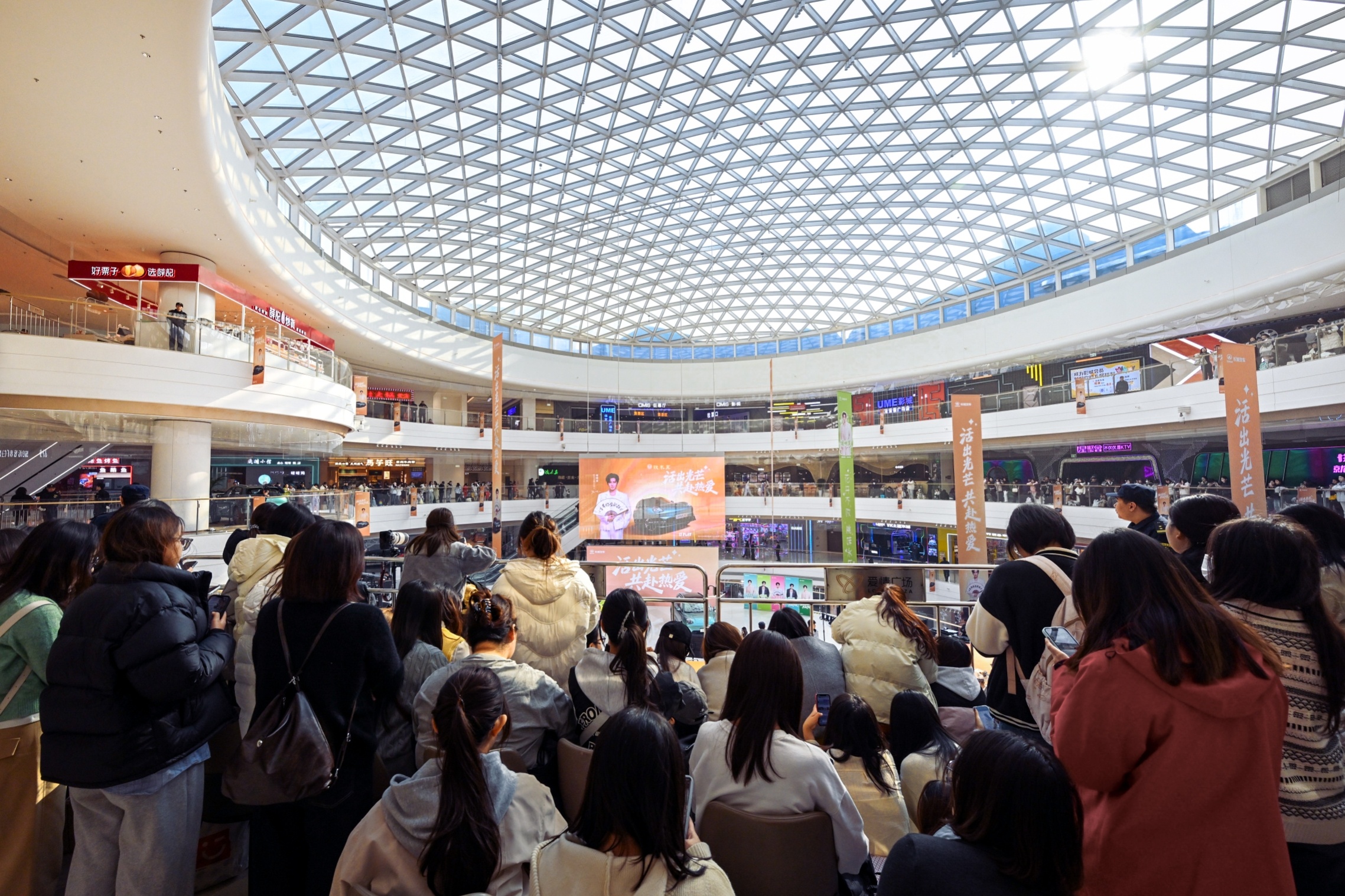 最近汽车行业里关于“研发投入”的讨论非常多，各家发布会似乎都把研发费用和团队规模