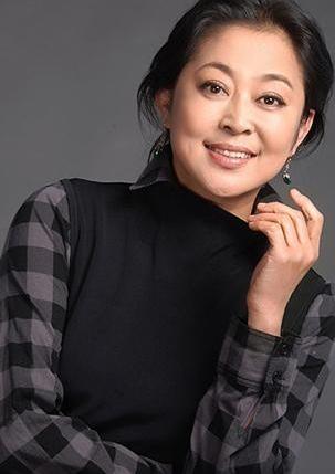 倪萍家包括保姆一共5个人，但她每天做4只海参，保姆没份。倪萍姥姥说:“你个傻子，
