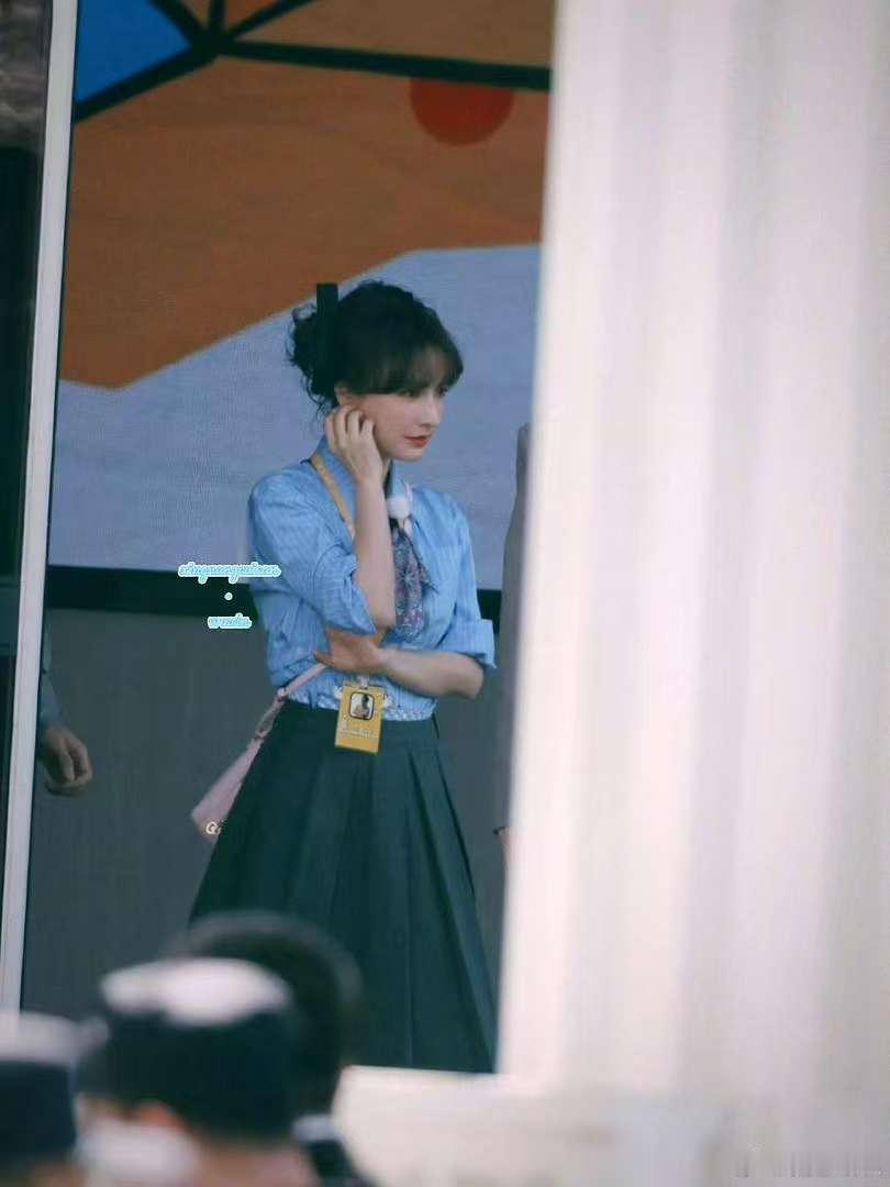 吴昕奔跑吧路透青春女大即视感 路透里吴昕身着活力满满的运动套装，扎着高马尾，发梢