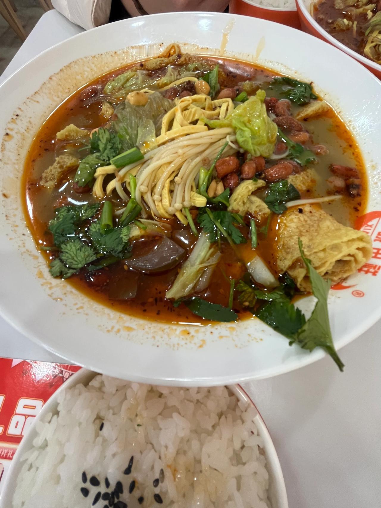 中午不知道吃什么，就随便点了个麻辣诱惑，尝了一下果真麻辣，受不了，下次再也不吃了