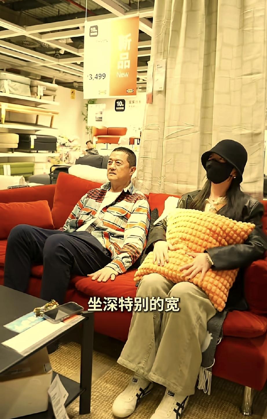 海哈金喜陪李亚鹏买家具！立马让人联想到李亚鹏和海哈金喜复婚了吗？这是再给新家添置