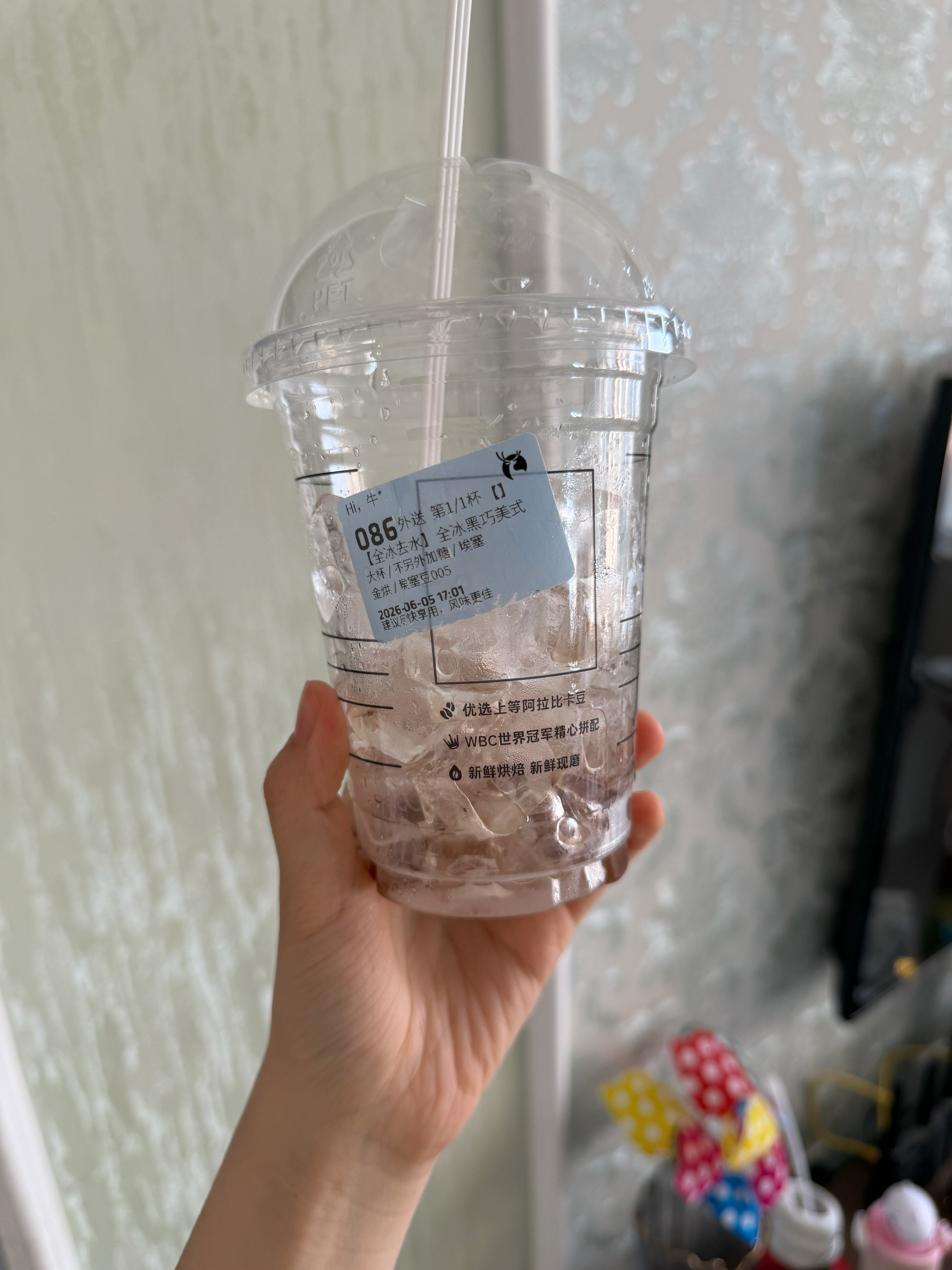 黑巧美式已严肃品鉴味道和我想象的不一样可能是因为我备注了去椰浆但是也全部喝完了！