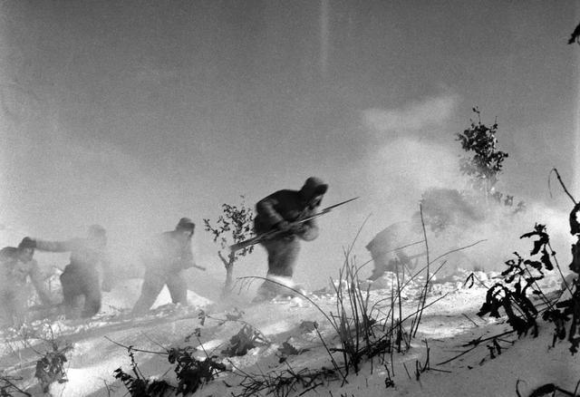 一个没有四肢的人，当了25年村支书；一个没有双手的人，用嘴咬笔写出33万字小说；