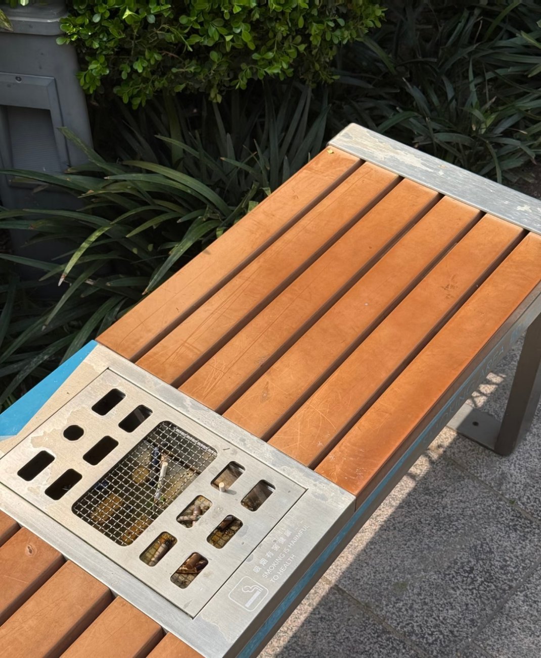 论对烟民的包容程度从商场健身房出来准备在旁边小公园歇一会，刚准备坐下发现是专门为