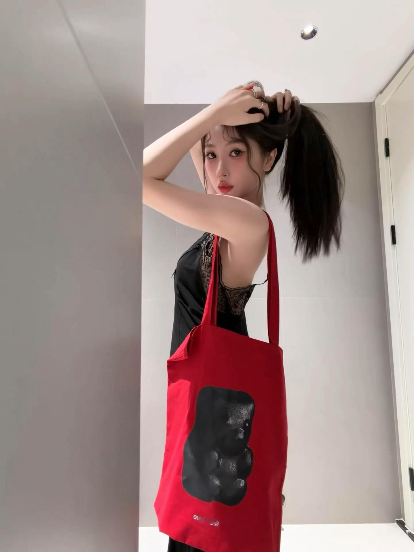 虞书欣 我其实根本没有被迷倒 我就是在跟她博弈 我装作被她迷得神魂颠倒 其实这都