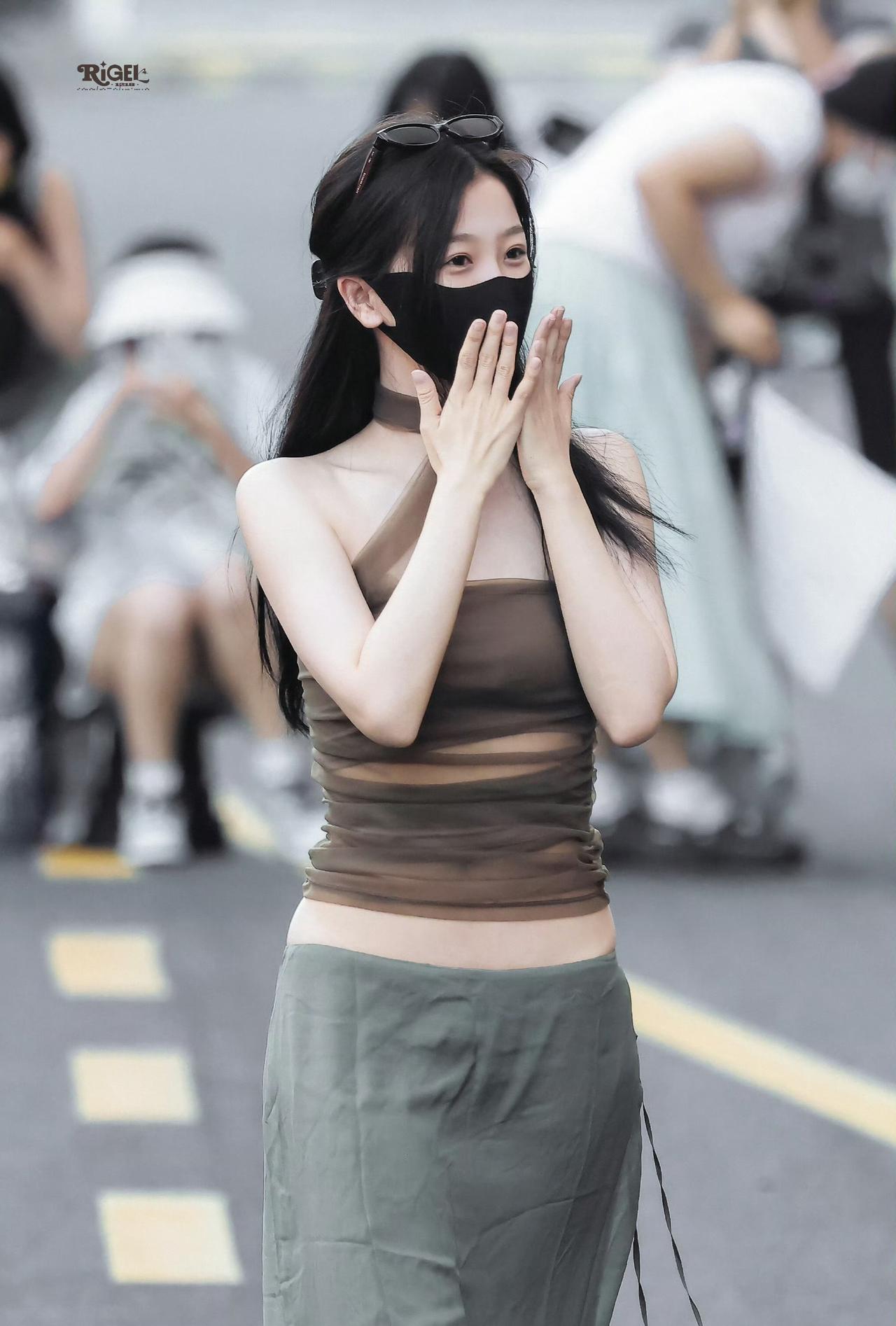 全世界正数第一会穿搭每天变着花样得以最完美的状态回馈去线下的粉丝，完全爱粉女王?