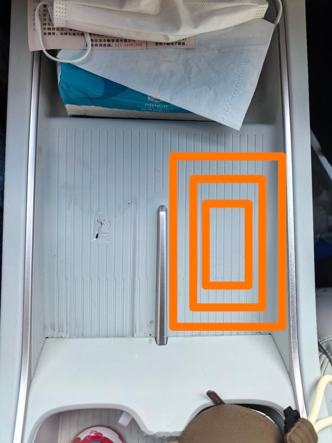 网友将一包口罩放在无线充电板旁黄框位置结果手机在充电时，口罩内金属也被加热了借此