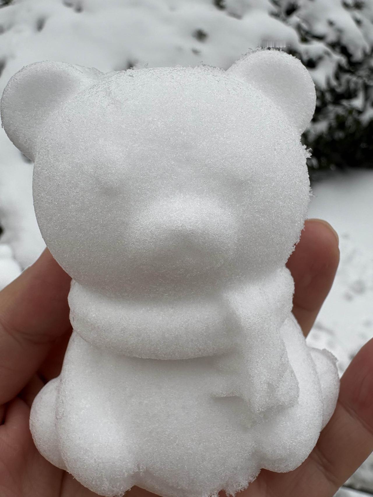 此刻马上是夜里11点了，听到一阵打骂声，
我从睡梦中惊醒，原来，楼上又在吵架。