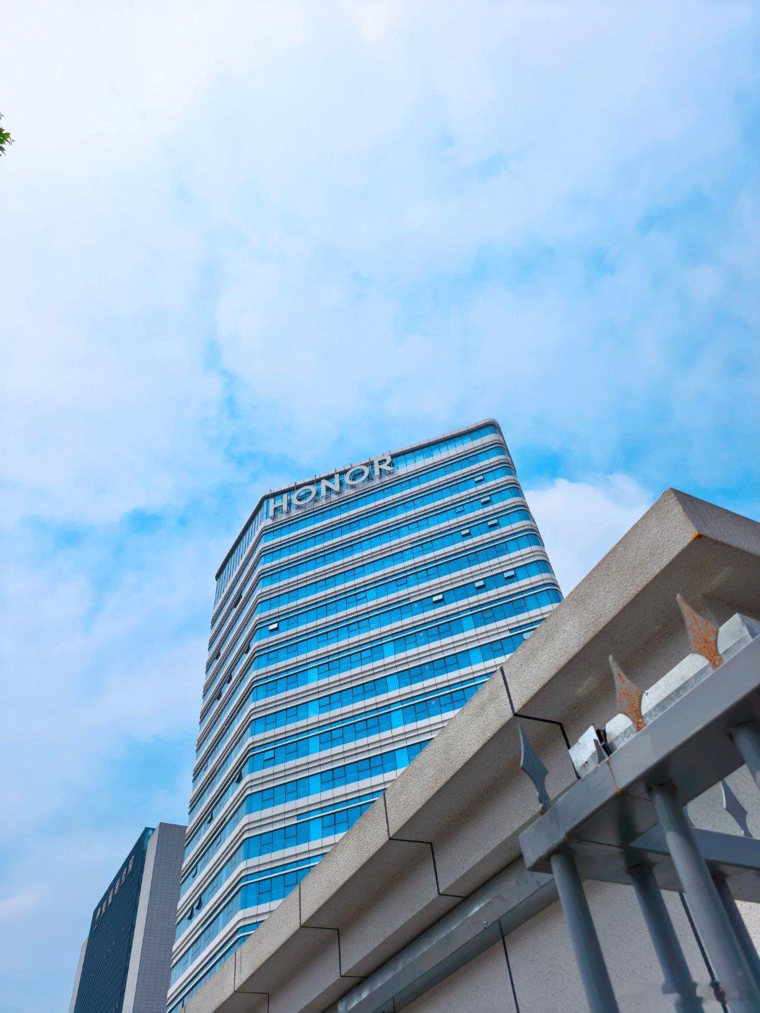 今天来荣耀西安研发所，看看即将发布的笔记本，这次有两大看点，首先是WIN游戏本，