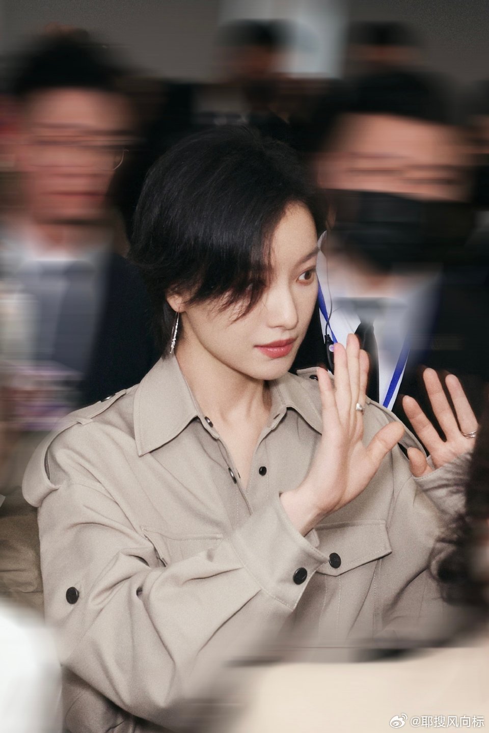 倪妮扫楼倪妮扫楼状态 本人比镜头里还要好看！仪态气质双在线，笑容超有感染力，扫楼