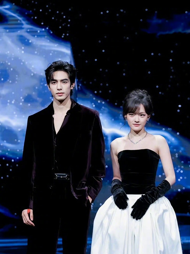 微博之夜红毯没想到他们竟然一起走红毯，新鲜搭档意外养眼宋威龙×文淇、张凌赫×宋祖