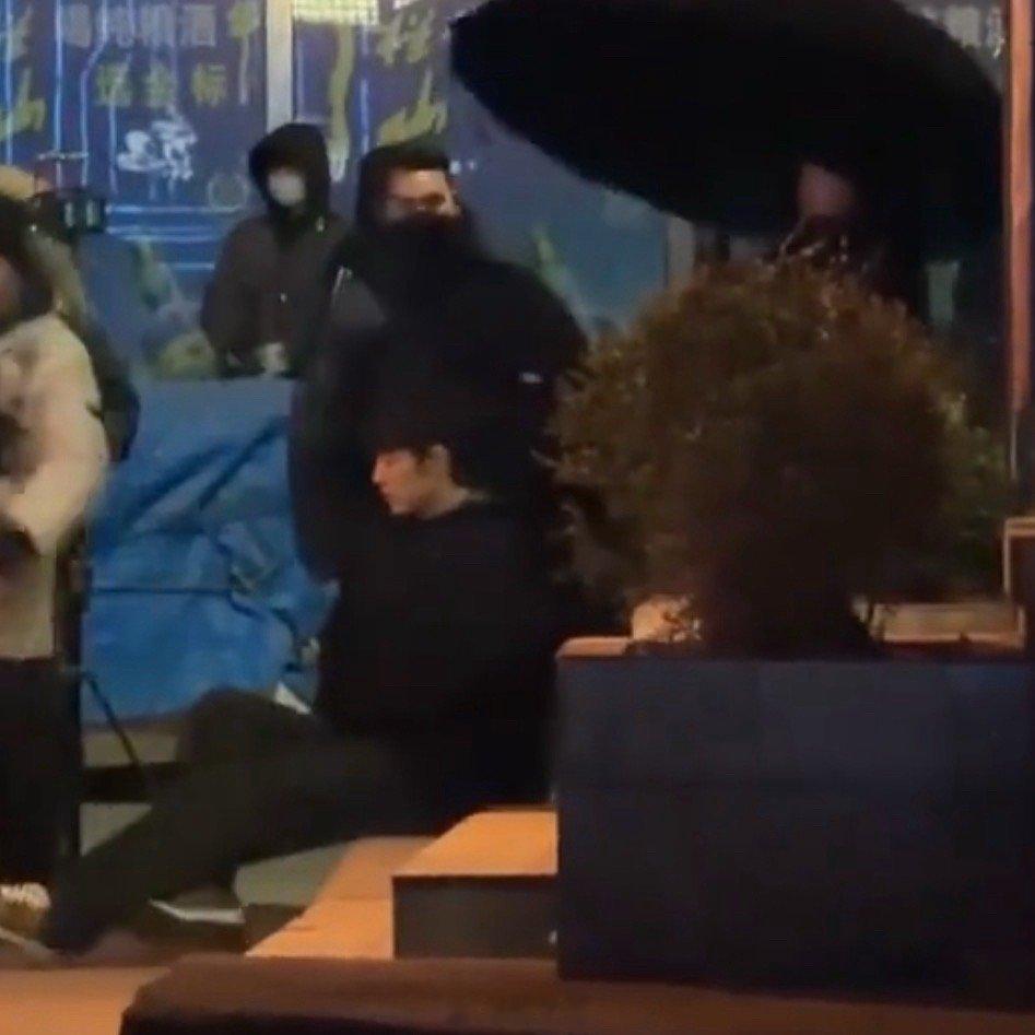 肖战紧急撤回一条大长腿肖战又一次靠可爱俘获我的芳心了！肖战在电视剧《小城良方》的