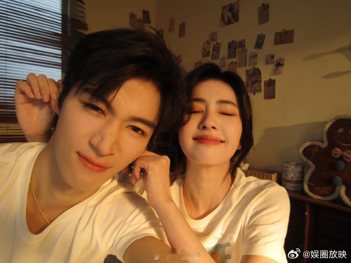 唐宫奇案 我的评分：王星越白鹿居家风合照 现煮泰式橙最新居家风合照，甜度刚刚好！