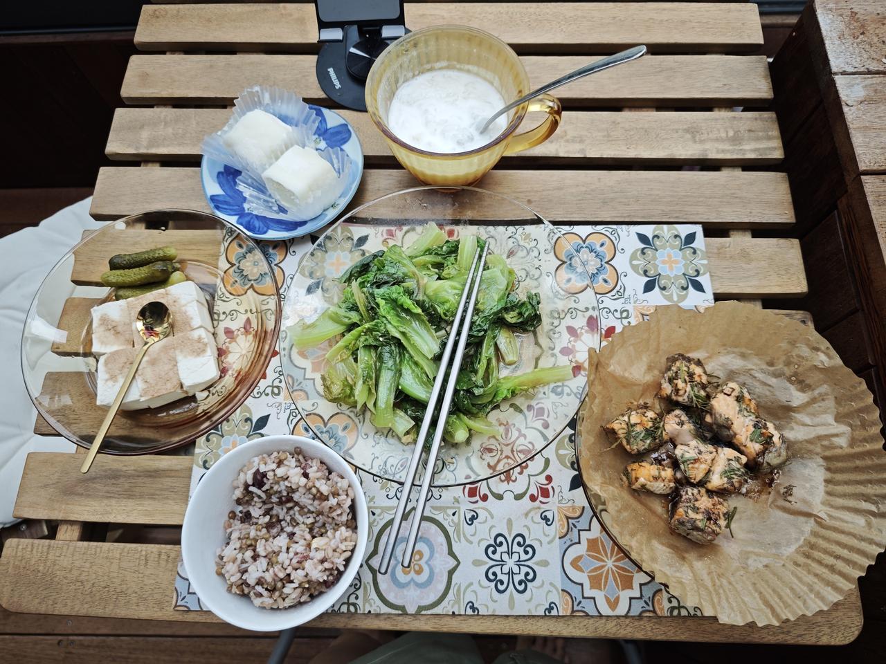 今日午餐：
白灼生菜，水煮豆腐，酸黄瓜，烤三文鱼。
杂粮饭。
椰浆莲米炖银耳。家