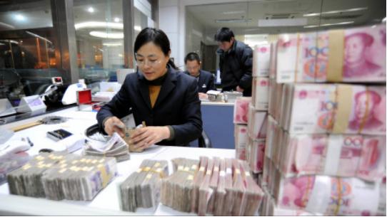 银行这次被员工坑惨了！吉林一男子，在银行存了130万，活期。一年后去支取，却只剩