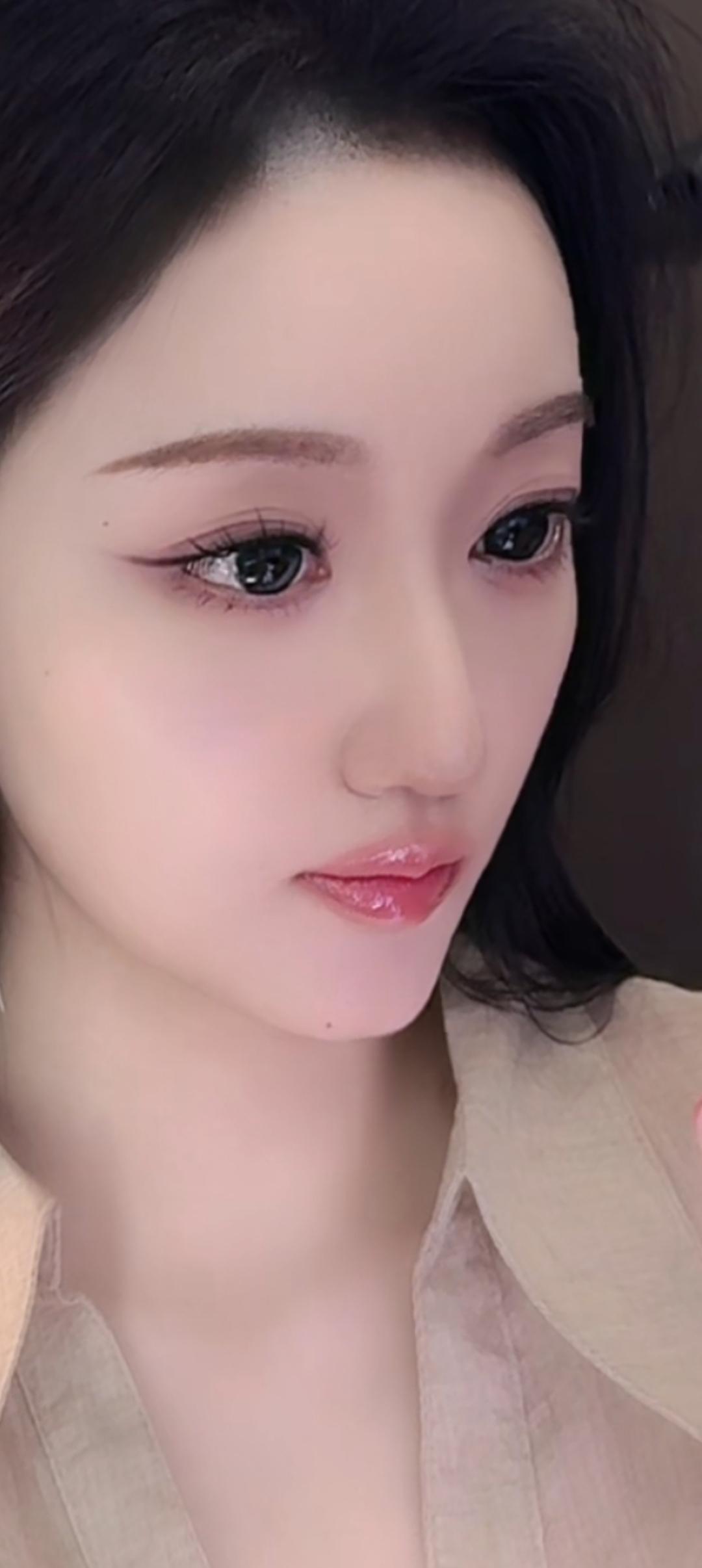 这姑娘眼睛好大，睫毛好长！