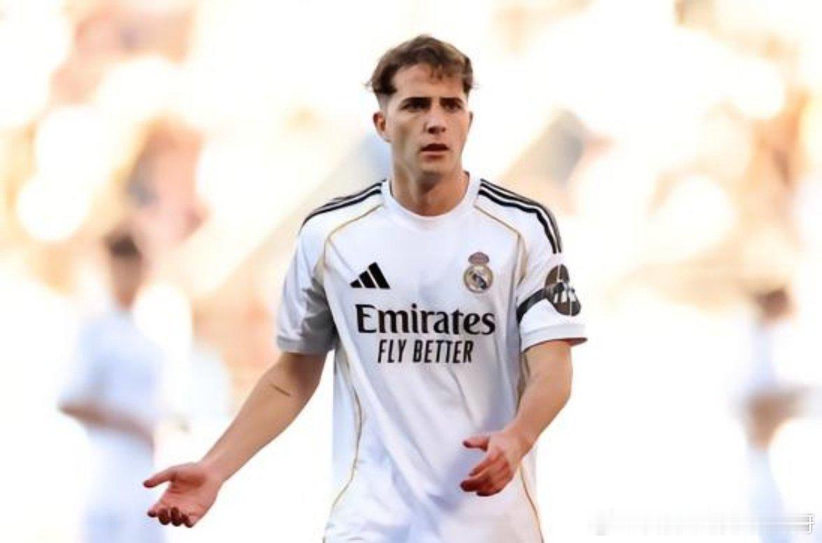 北京时间4月26日，根据意大利记者斯基拉的报道，皇马卡斯蒂亚的年轻边锋丹尼尔-亚