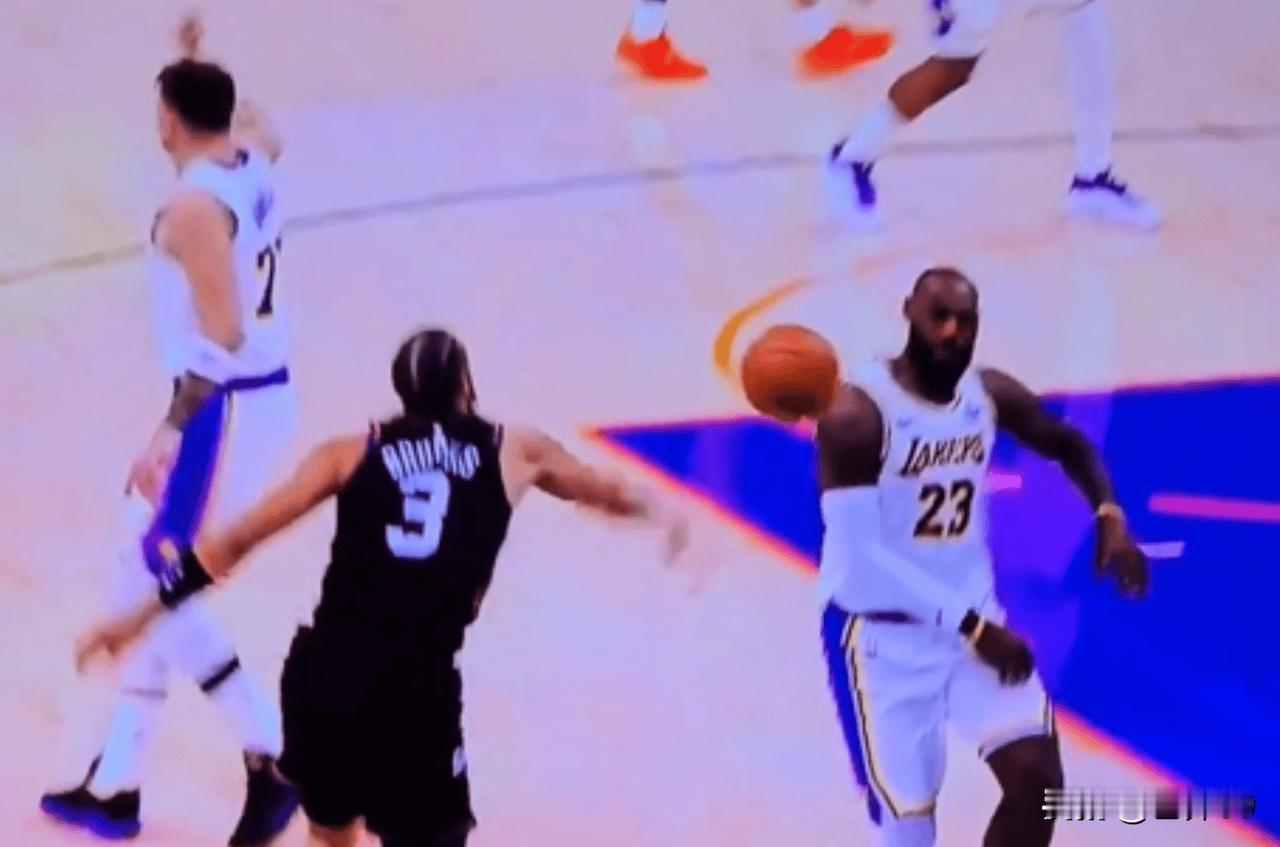 恩怨再升级！狄龙拍球挑衅詹姆斯引冲突，老詹愤怒追讨反吃技犯

此次冲突并非偶然，