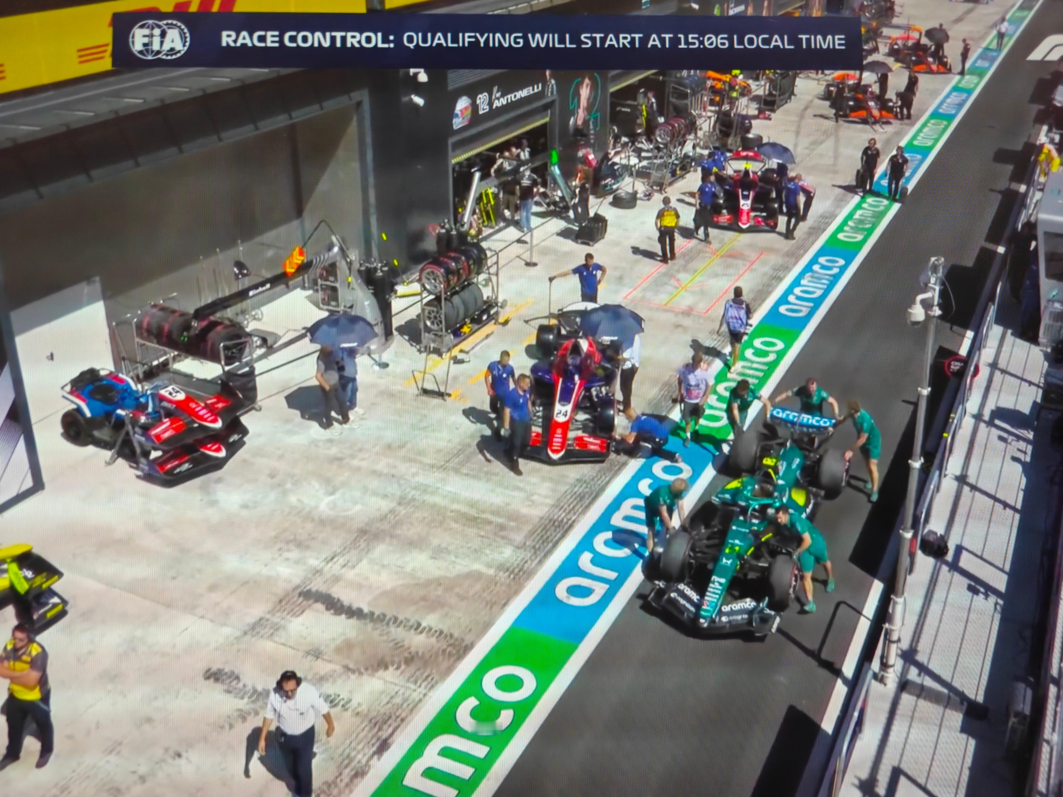 F1[超话]2026F1西班牙大奖赛 马丁和一群F2赛车 ​​​