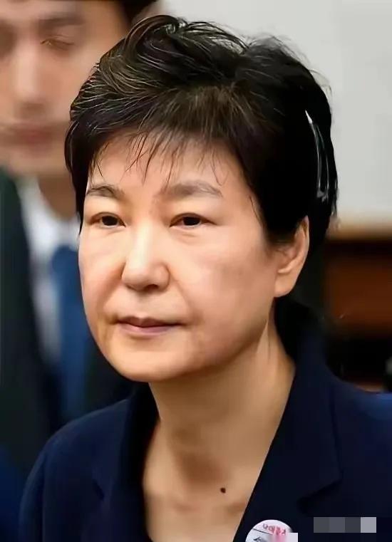 尹锡悦刚被法院一审判了无期徒刑，同一天，74岁的朴槿惠养老别墅直接被贴上封条。韩