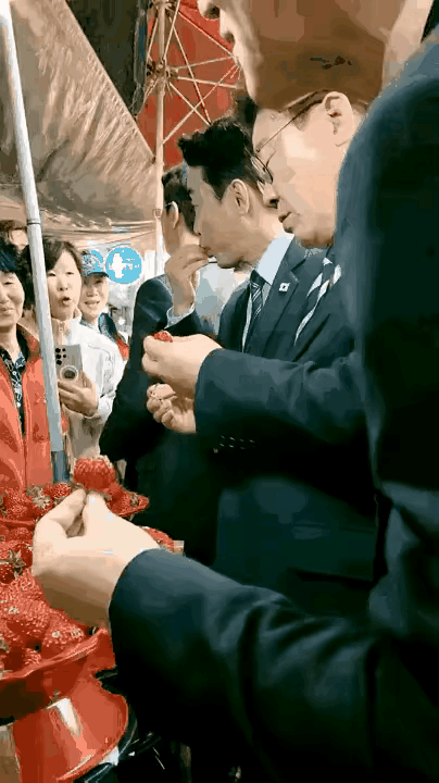 我敢说，有的人看到韩国总统李在明买草莓🍓的视频，就会感慨。
      “当他