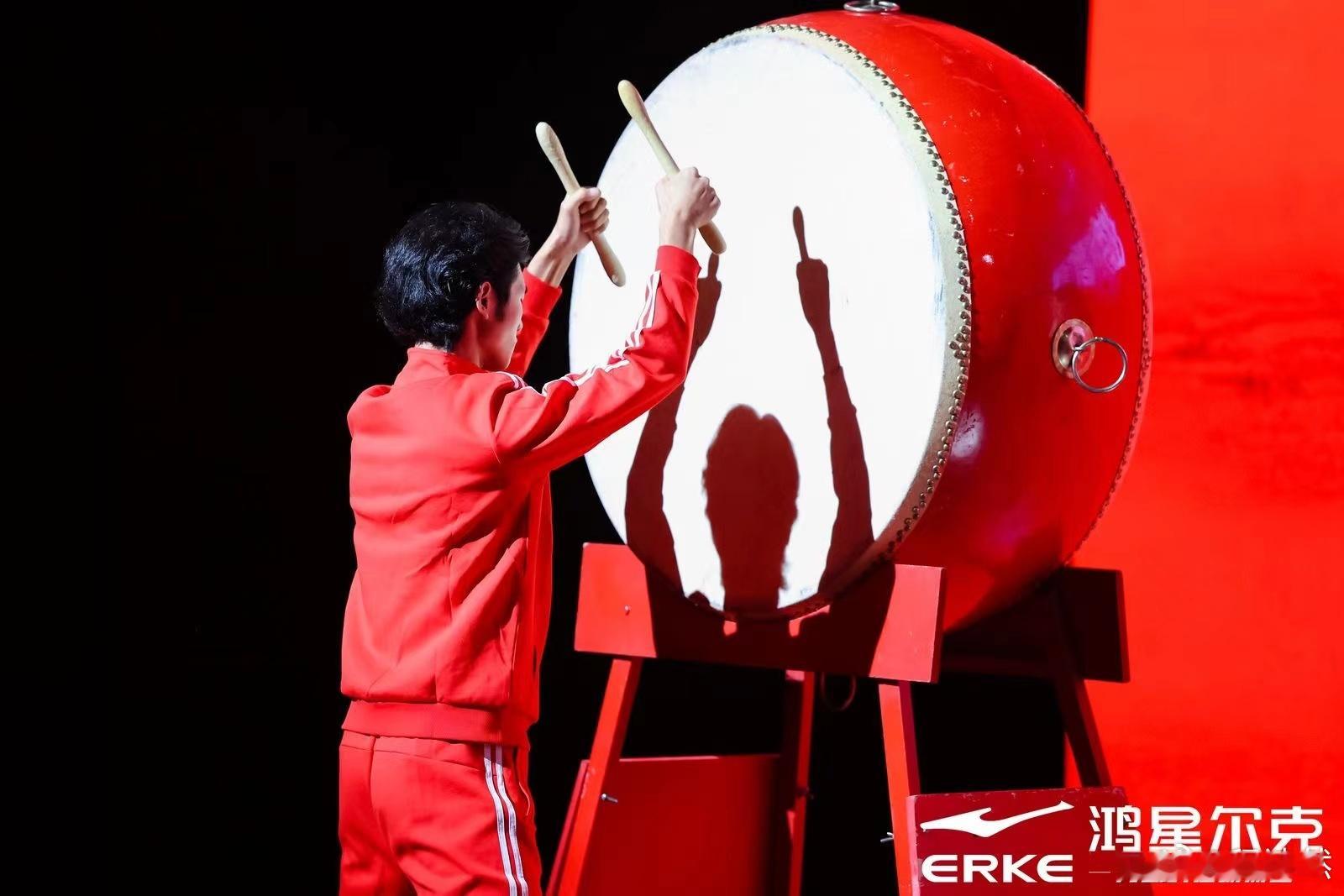 #鸿星尔克让华夏英雄闯进了时尚界# 家人们，鸿星尔克真的太会了！让我们看到了国货