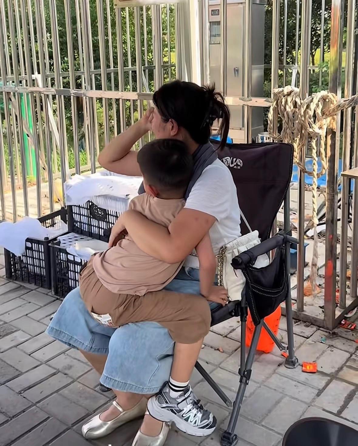 这是最好的后妈了吧！
后妈带着继子在街上逛街，看到继子的亲妈在大街上摆摊卖水果，
