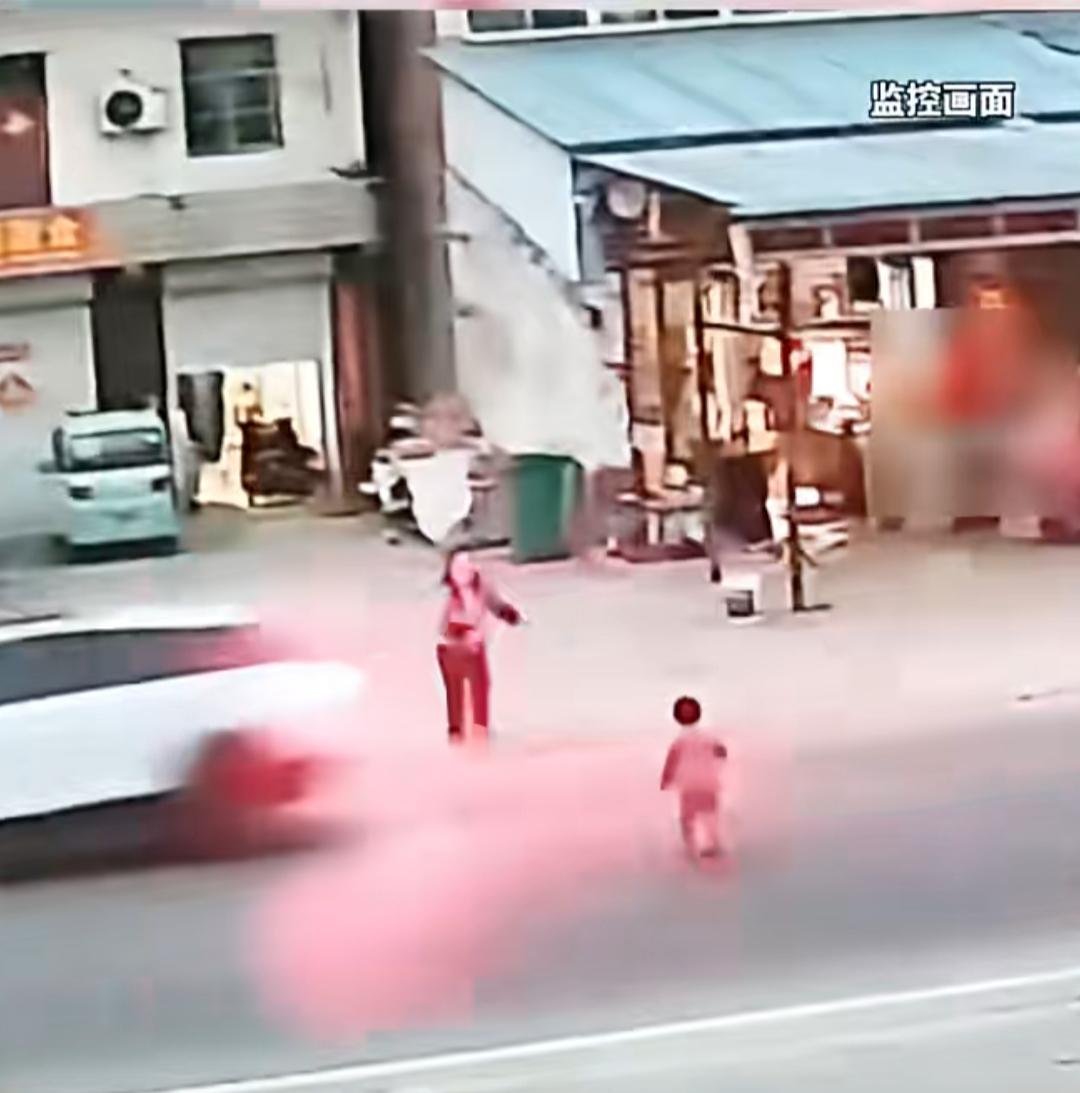 马路本是车来车往的危险地带，可河南街头的监控画面里，一名幼童却突然挣脱看护，径直