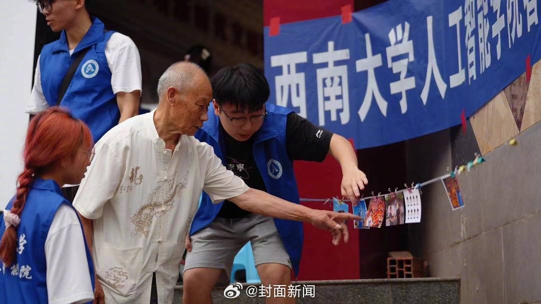 【感动！#大学生用AI让村民实现云旅游#】#发现了AI最温情的打开方式# 近日，