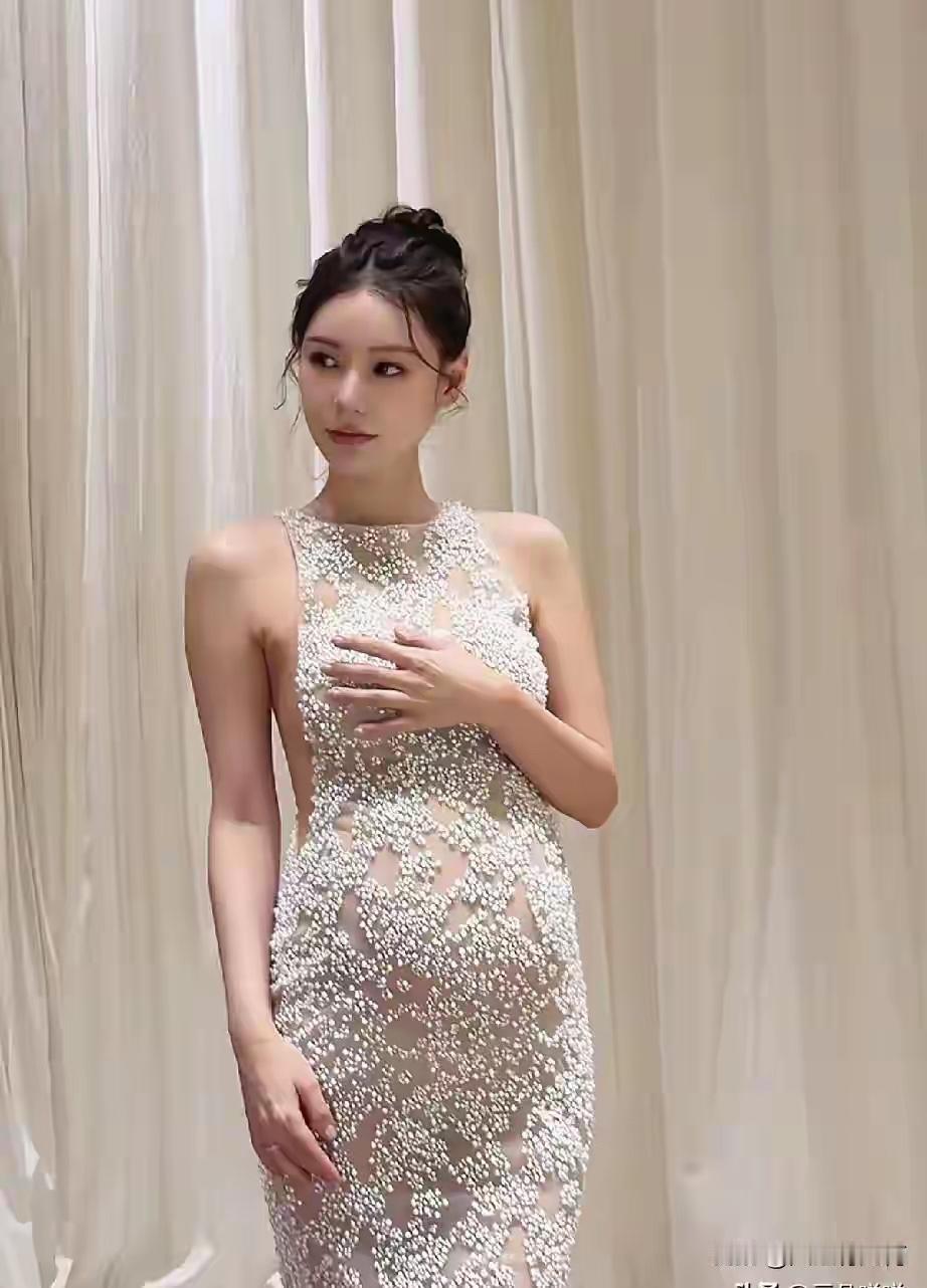 厉害了，小梅的这些衣服都是顶级定制的呢？有钱就是任性，喜欢就好，的确，贵的东西有