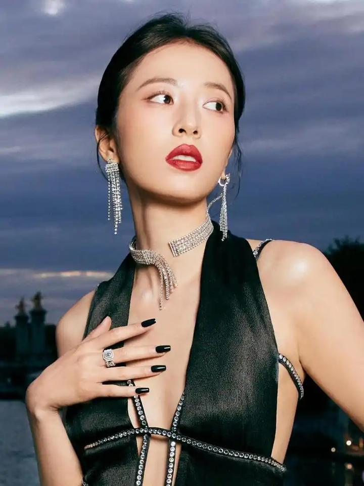 在演艺之路上，周雨彤幸运地与《太平年》剧组相遇，心中满是感激。周雨彤 周雨彤写真