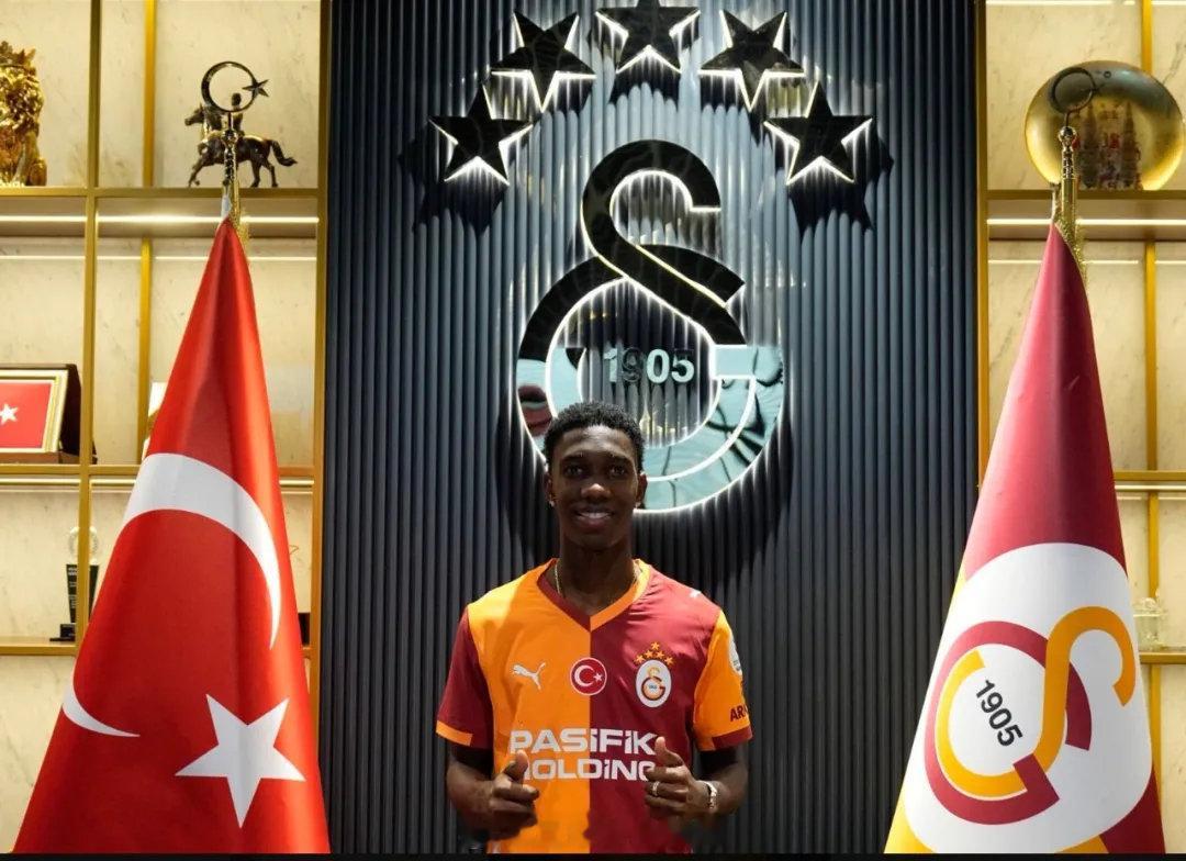 官方：加拉塔萨雷宣布从赫罗纳租借亚瑟-阿斯普里拉直到本赛季结束。交易不含租借费，