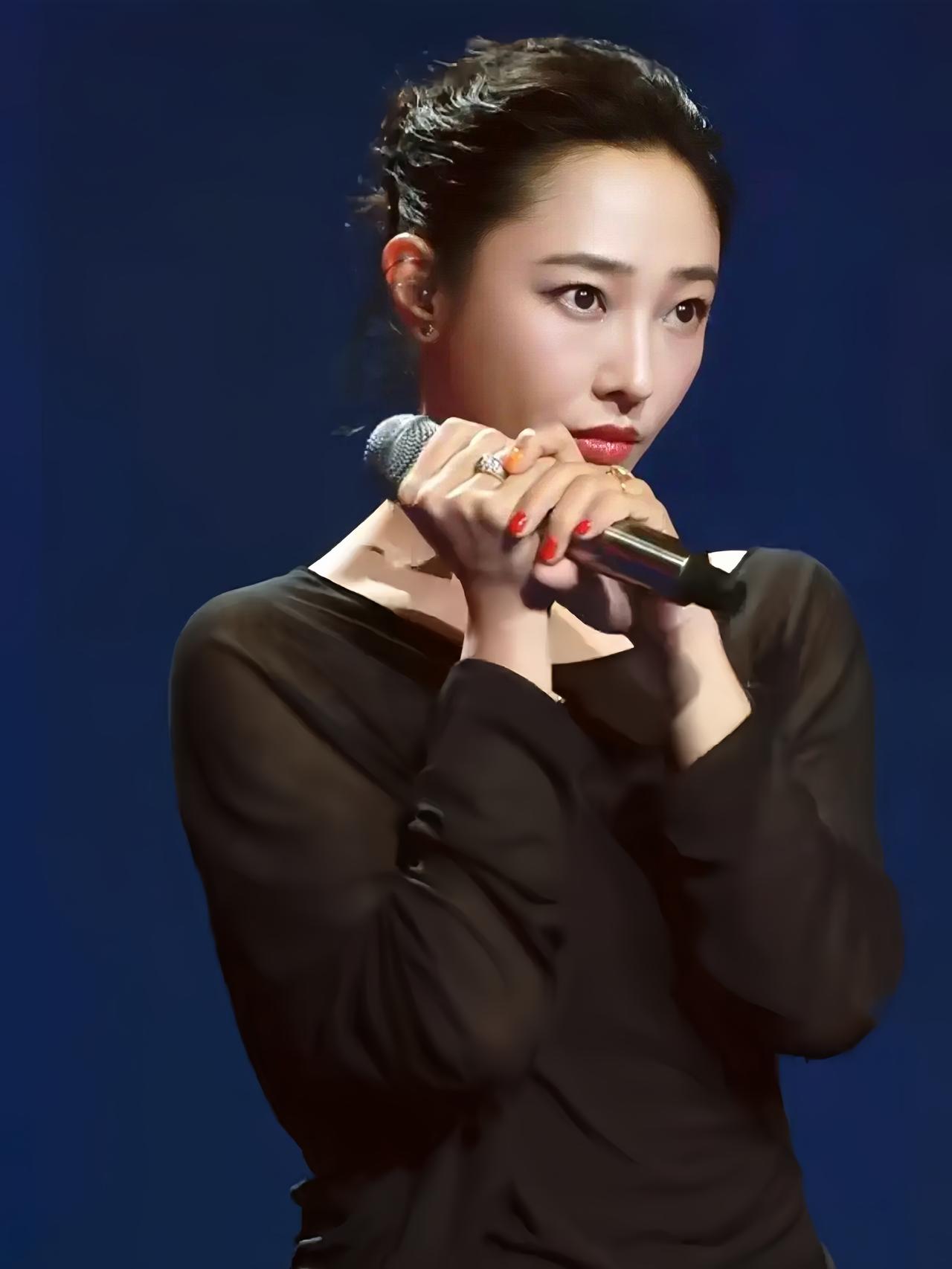 白百何美了美了！[比心][比心][比心]
白百何风采依旧！[赞][赞][赞]
白