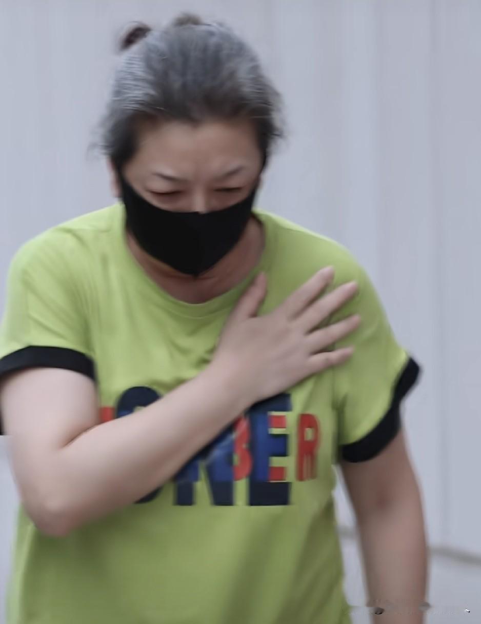 江珊这次，是真让人心疼了。看到江珊在石家庄谢幕后的那个视频，心里真不是滋味。
