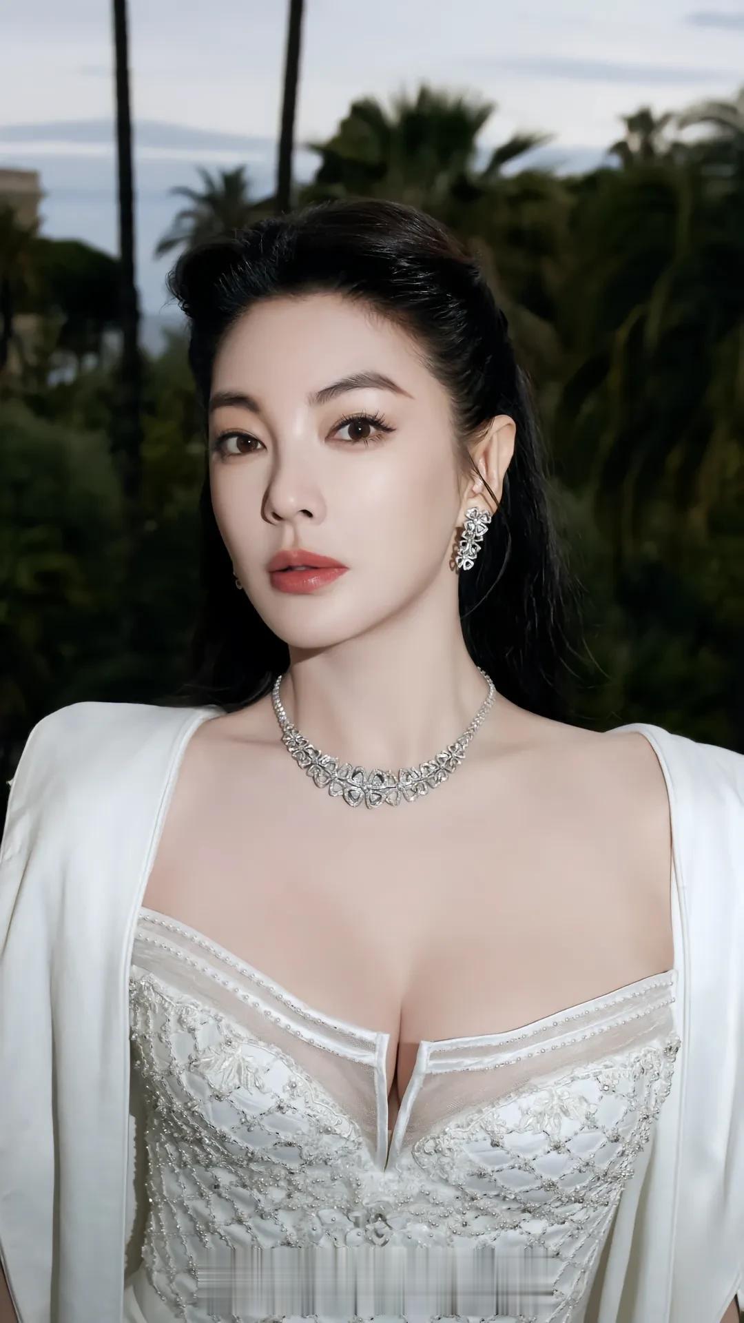 张雨绮，本名张爽，是中国内地女演员。她出道多年来，凭借其出色的演技和迷人的外貌，