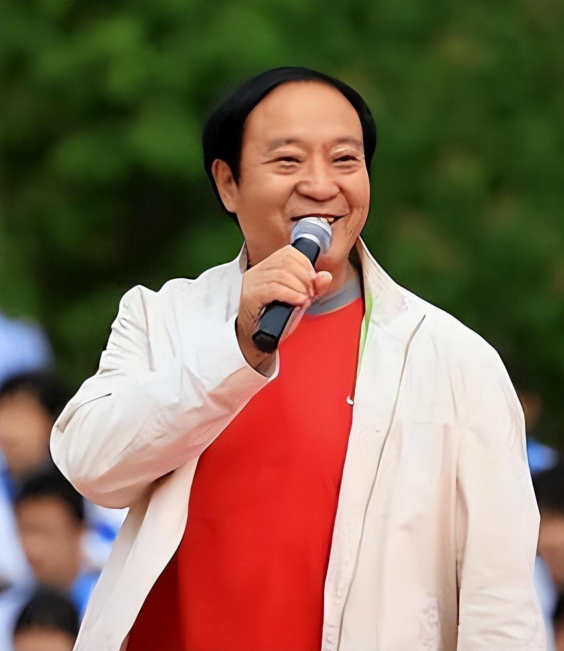 曾经春晚舞台上和冯巩搭档逗得全国人民哈哈大笑的牛群，如今住在北京天通苑没电梯的老