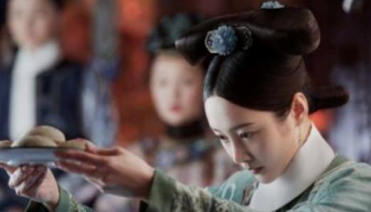 1685年，酒后回到寝宫的康熙一把抱住了正在铺床的小宫女，当晚就将她宠幸了。谁也