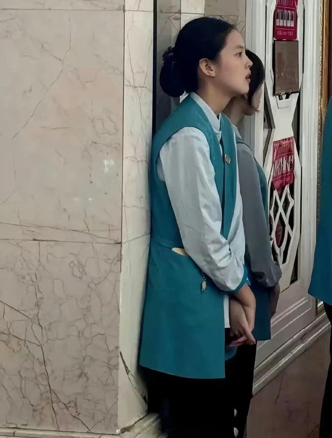 当年谁也没想到，这个小小的服务员将来会成为大明星 