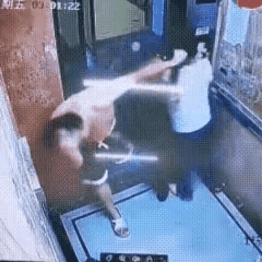 “这算不算防卫过当？”男子在电梯里对女子施暴，保安闻声赶到，看到女子被男子按在地