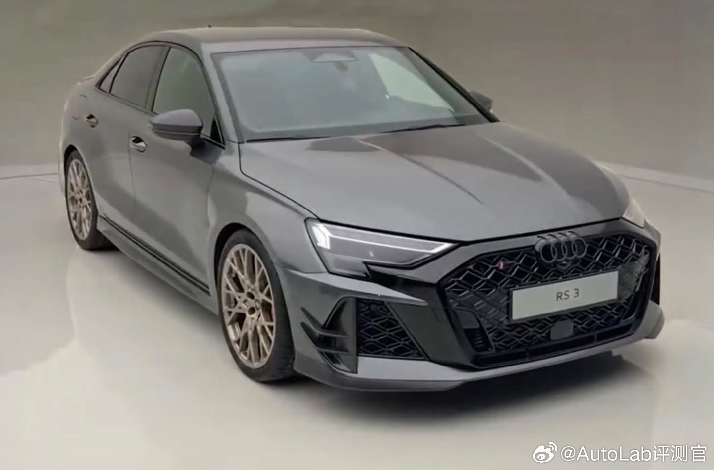 随着这代RS3走进生命末期，奥迪经典的EA855五缸发动机居然也要停产了在此之际