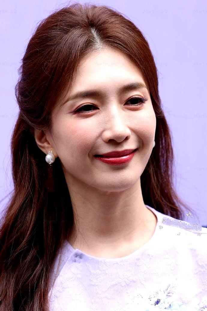 江疏影这身紫色新中式，简直绝了！

上海那个时尚活动现场，她一出场，全场目光都被