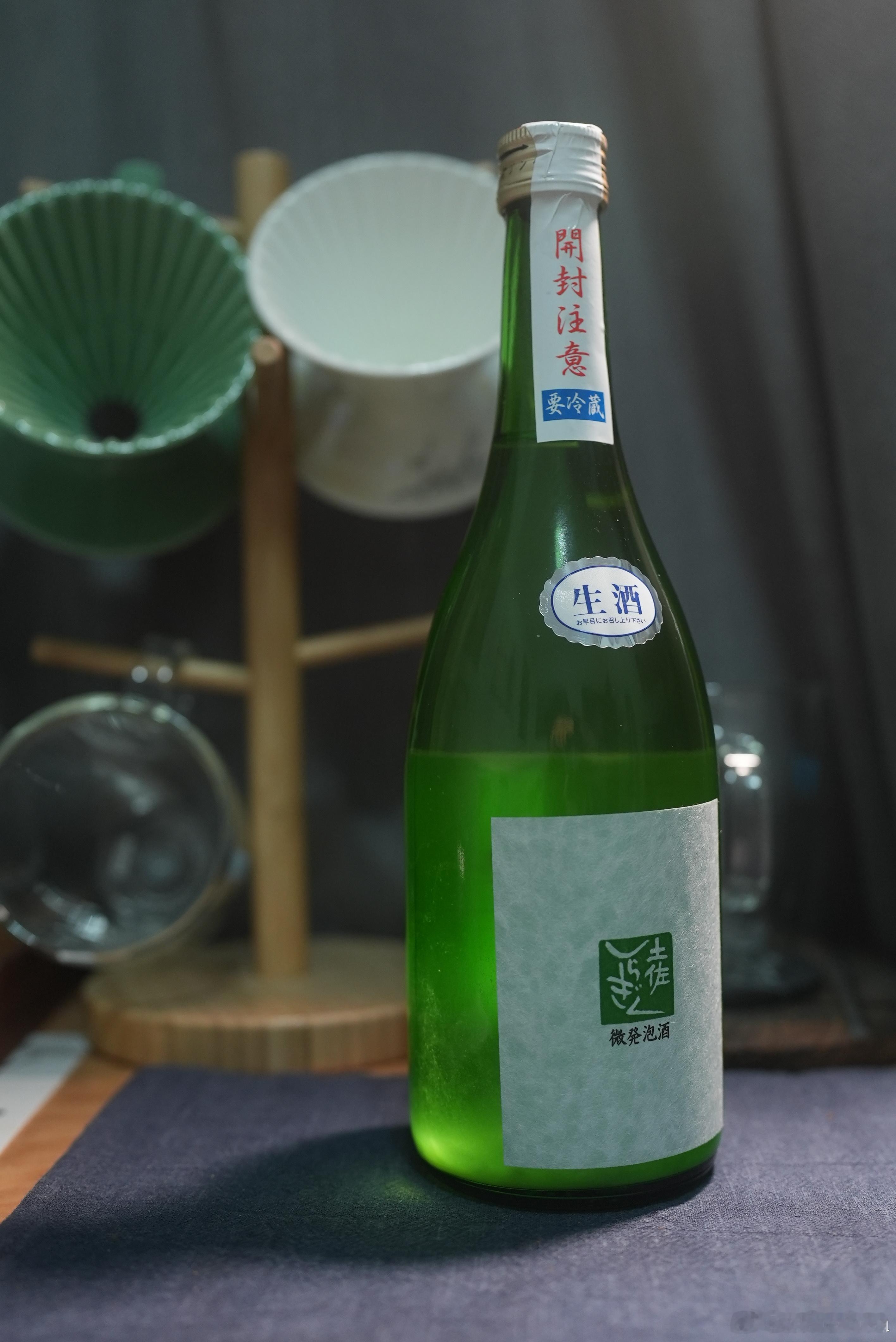 现在越来越喜欢生酒了。这支高知仙头冬季限定微气泡清酒，非常接近气泡水，甜度较高，