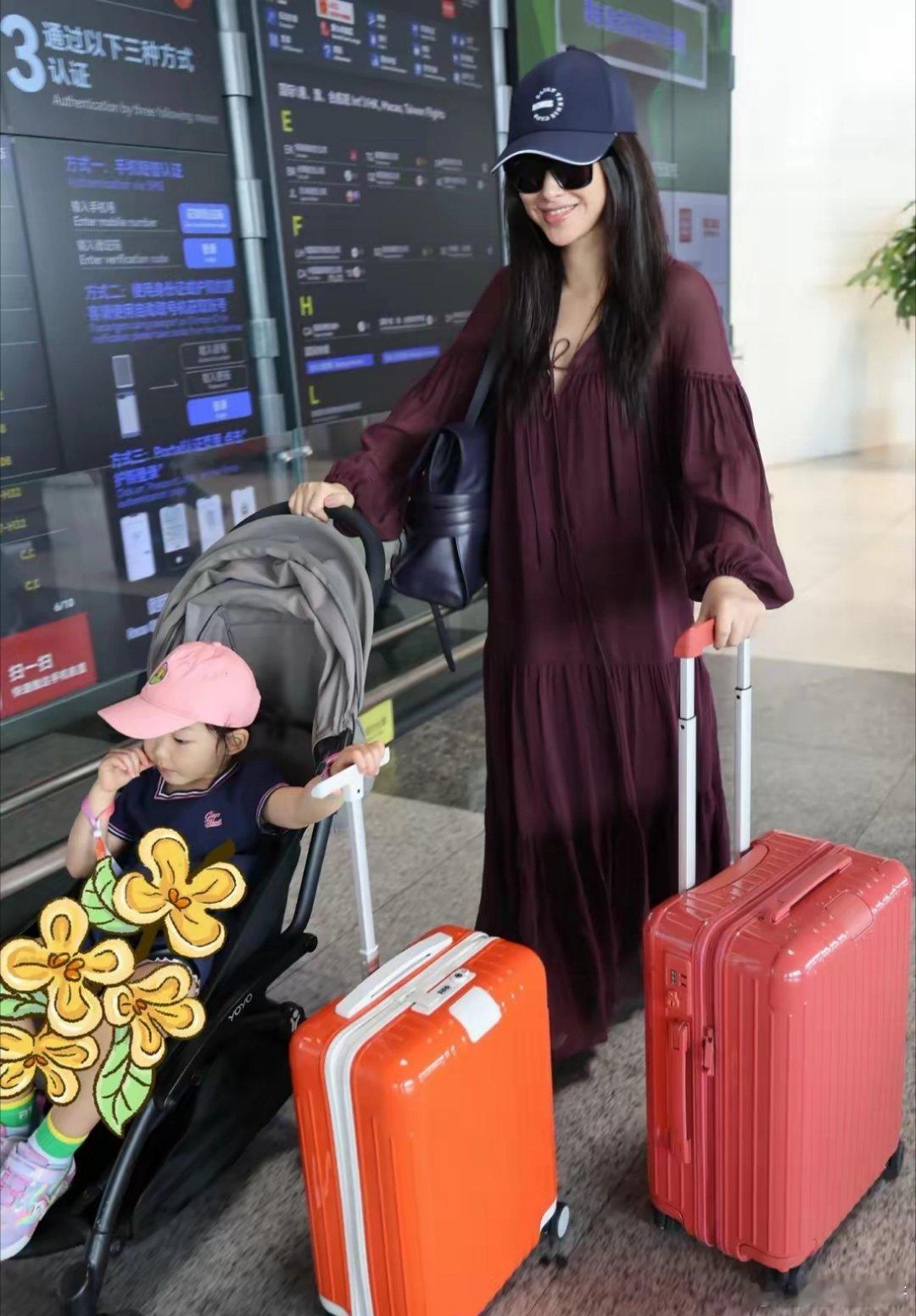朱珠在北京分享今日机场美照，一手推行李箱一手推娃妥妥时髦辣妈 ​​​