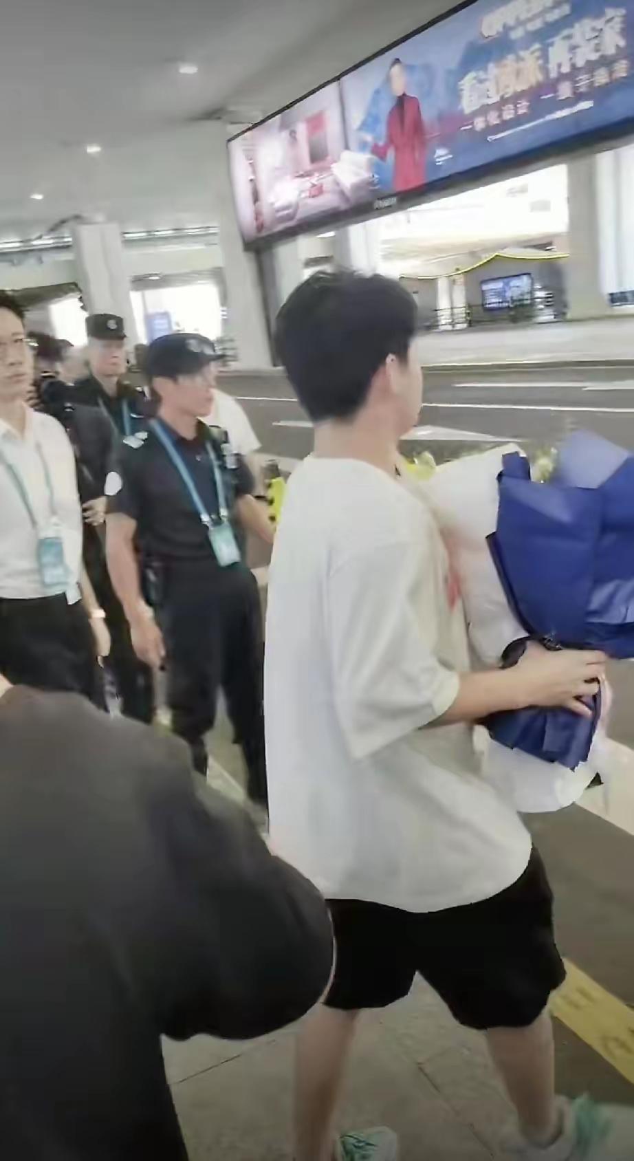 哇塞，世界冠军林诗栋回海南啦！2026年5月13日，他刚出机场就被暖到。妈妈、恩