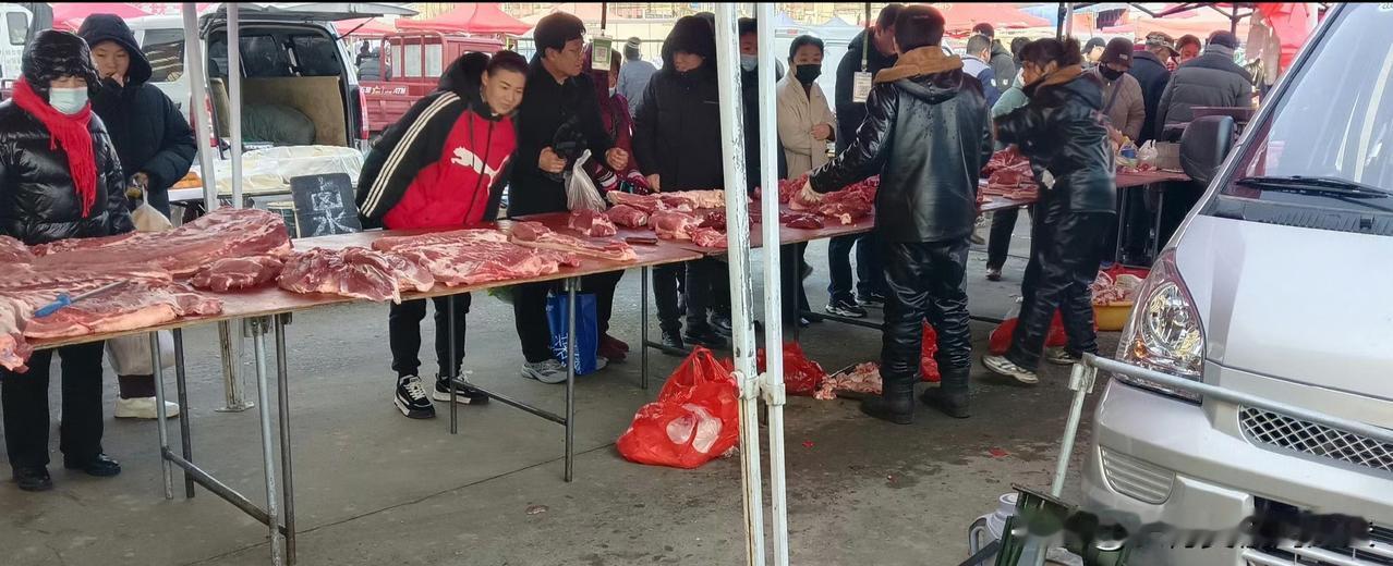 猪肉价格把专家的预言又摔在了地上。电视里专家正分析猪肉价格，说年底消费旺季到来，